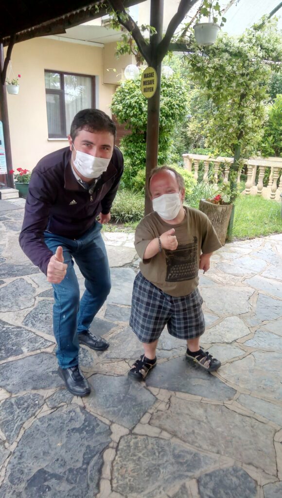 Der durchschnittlich große Gastgeber meiner Unterkunft nahe Polonezköy und ich, ca. 123 cm groß, zeigen Daumen hoch. Natürlich mit Mund-Nase-Schutzmaske.
